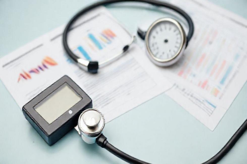 Ambiente médico com instrumentos para manejo da hipertensão.