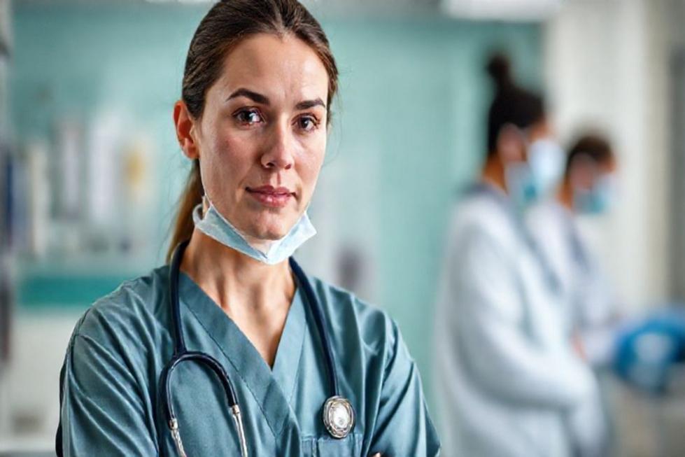 Profissional de saúde pensando sobre suas responsabilidades.